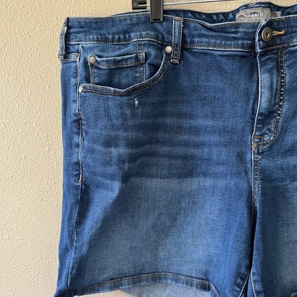 Torrid high waisted jeans shorts size 24 GUC - Picture 2 of 6